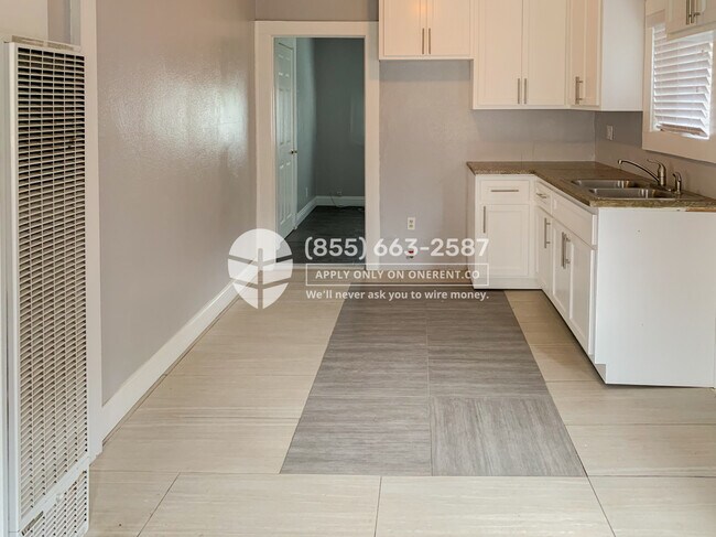 Building Photo - 209 E Hazel St