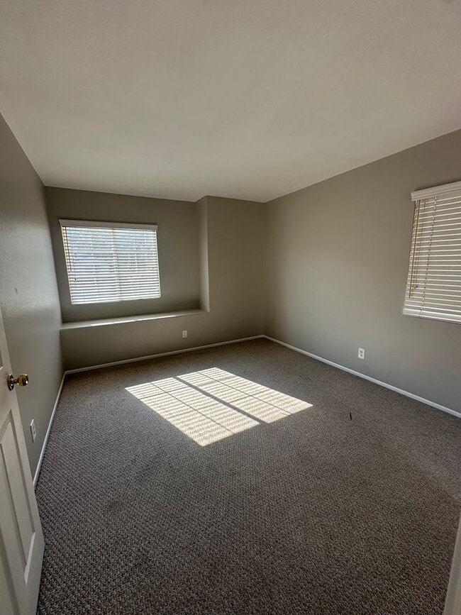 Building Photo - Beautiful 3bedroom 3bath w/ a Pool