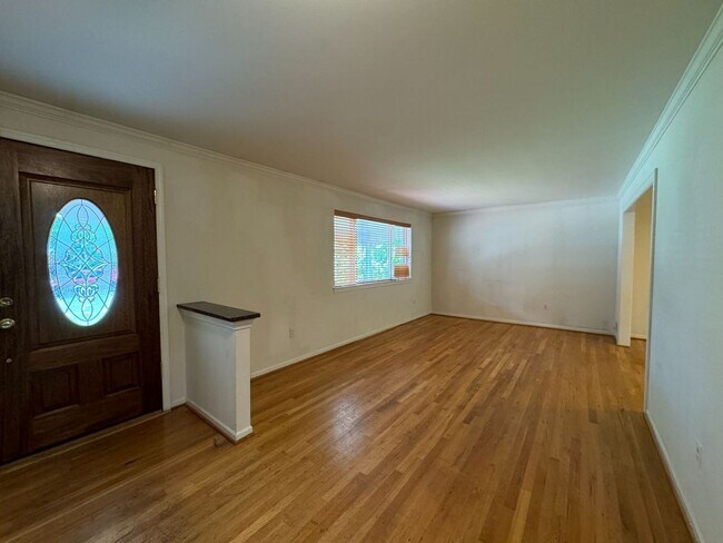 Foto del edificio - Spacious 4 Bed 3 Bath Home With Fully Fenc...