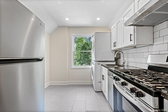 Foto del edificio - 12 Thomas Pl