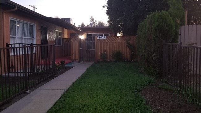 Foto del edificio - 8603 Tilden Ave