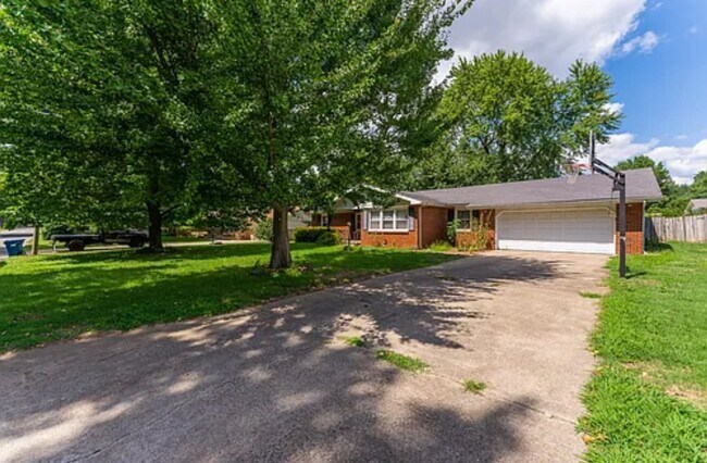Foto del edificio - Large 4 Bedroom 3 Bath Home Available 7/15...