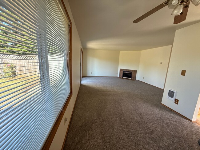 Building Photo - close to OSU, brand new carpet and floorin...