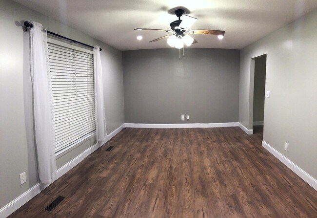 Sala de estar (panorámica, pero de buen tamaño) - 3413 Lisa Dr