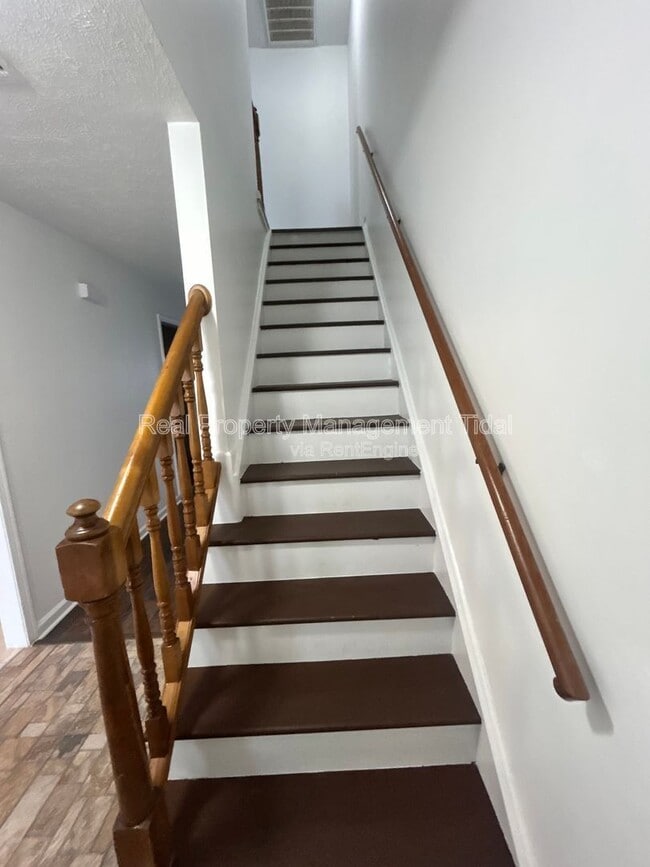 Building Photo - 128 Loch Cir