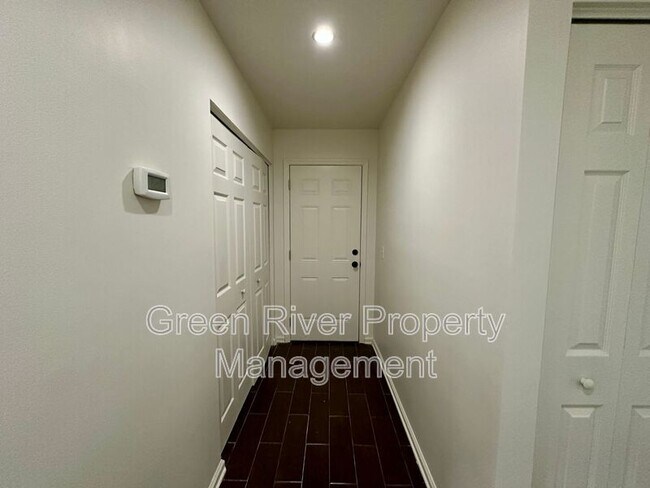 Building Photo - 3288 Deerfield Pointe Dr