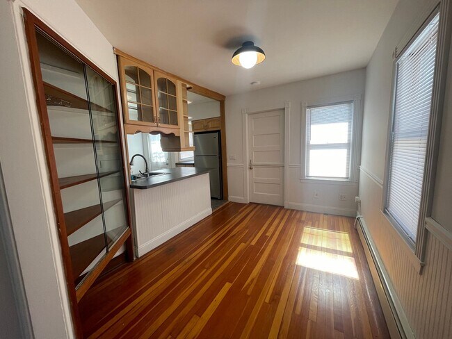 Foto del edificio - Bright & Updated 2-Bed Home in Dalton- $2450