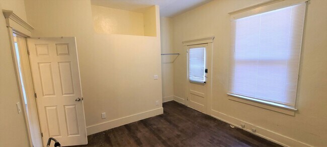 Foto del edificio - Euclid Ave - A 4 bedroom 2 bathroom Histor...