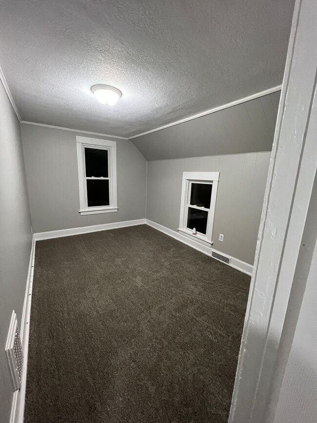 Building Photo - Huge 5 Bedroom House!  With garage!!!  Fre...