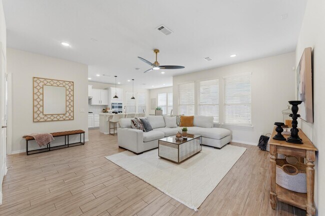 Building Photo - 1822 Calabasas Way