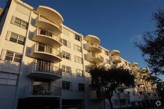 Building Photo - 210 Seaview Dr