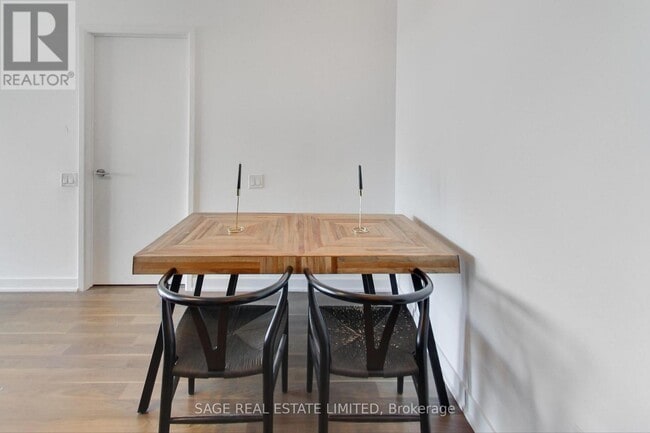 Photo du bâtiment - 775-775 King St W