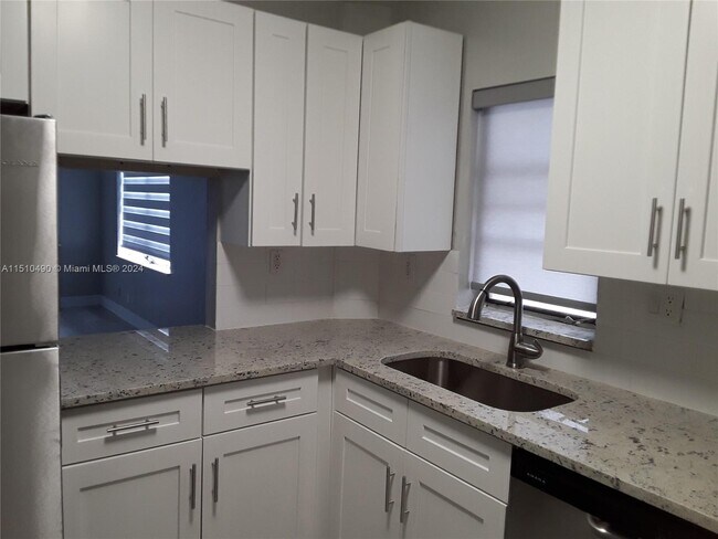 Foto del edificio - 2200 E Hallandale Beach Blvd