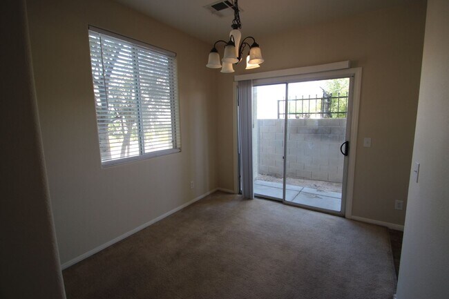 Foto del edificio - Corner lot house with 3 beds and 2.5 bath ...