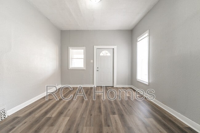 Building Photo - 2427 N Kenwood Ave