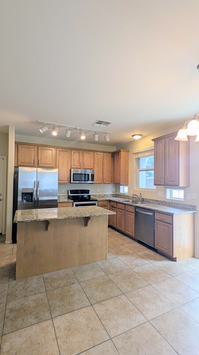 Building Photo - 10138 E Isabella Ave