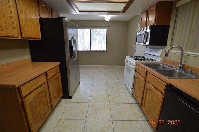 Building Photo - 4277 Ridgeview Dr