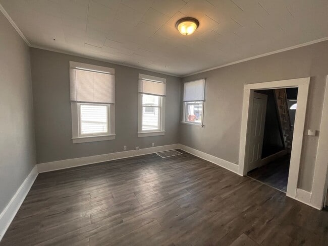 Building Photo - 3 Bedroom 1 Bath House in Davenport!
