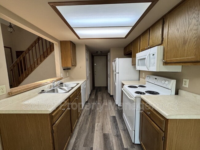 Building Photo - 4904 Pinebrook Dr