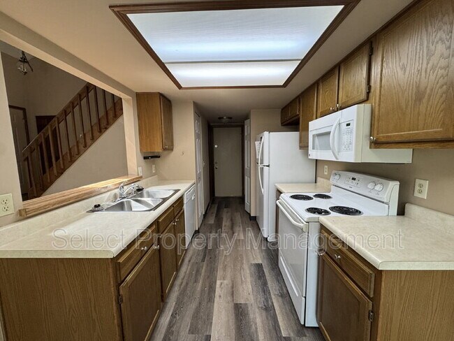 Foto del edificio - 4904 Pinebrook Dr