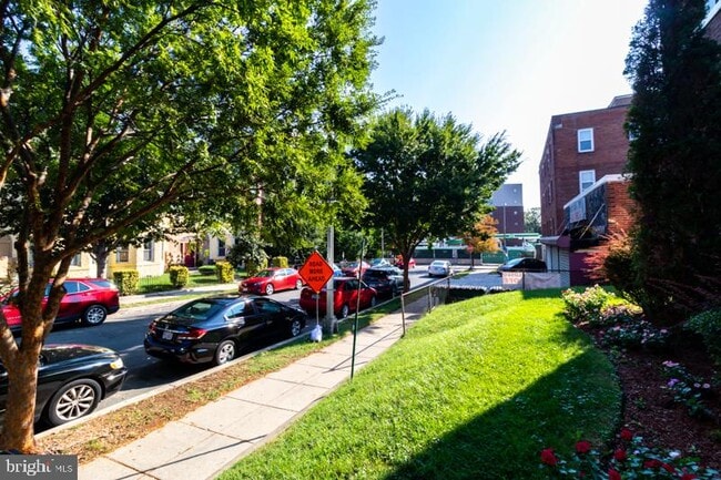 Foto del edificio - 321 Adams St NE