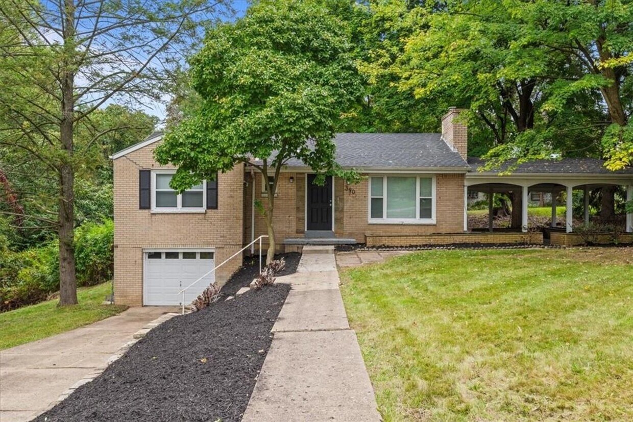 Foto principal - Remodeled Home on Large Corner Lot in Uppe...