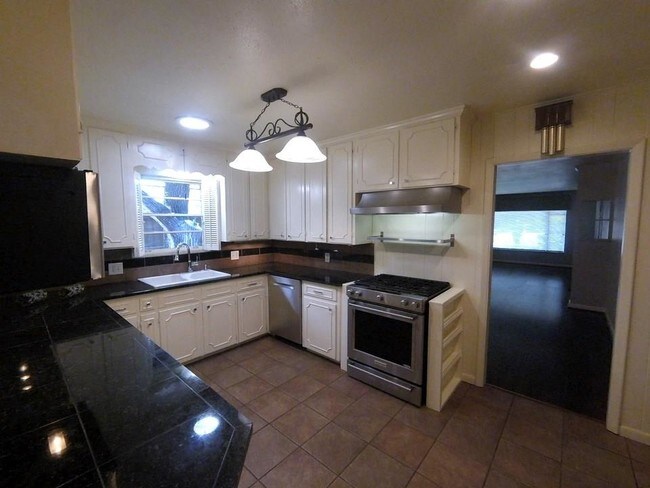 Foto del edificio - 4200 Northcrest Rd