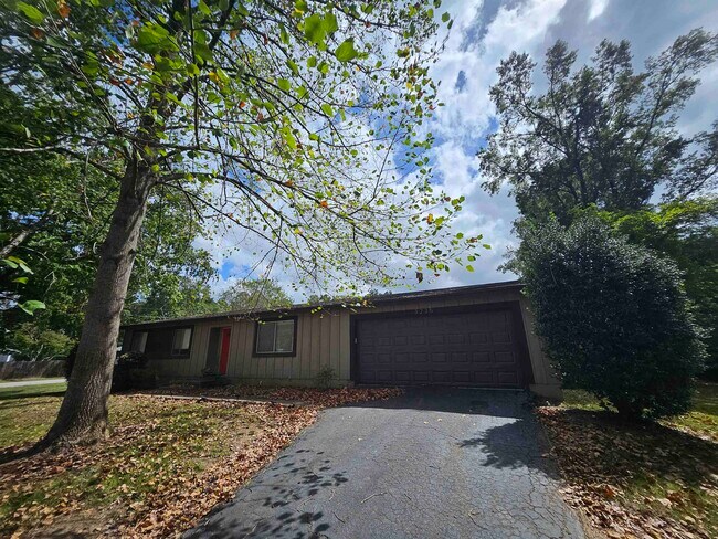 Building Photo - 3235 Springdale Dr