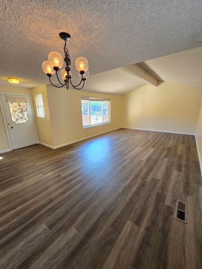 Foto del edificio - Single Story Donner Springs Home In Cul-de...