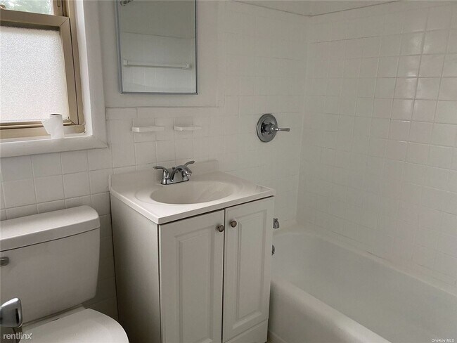 Building Photo - 1 br, 1 bath House - 10 Mallard Ln Apt 2B