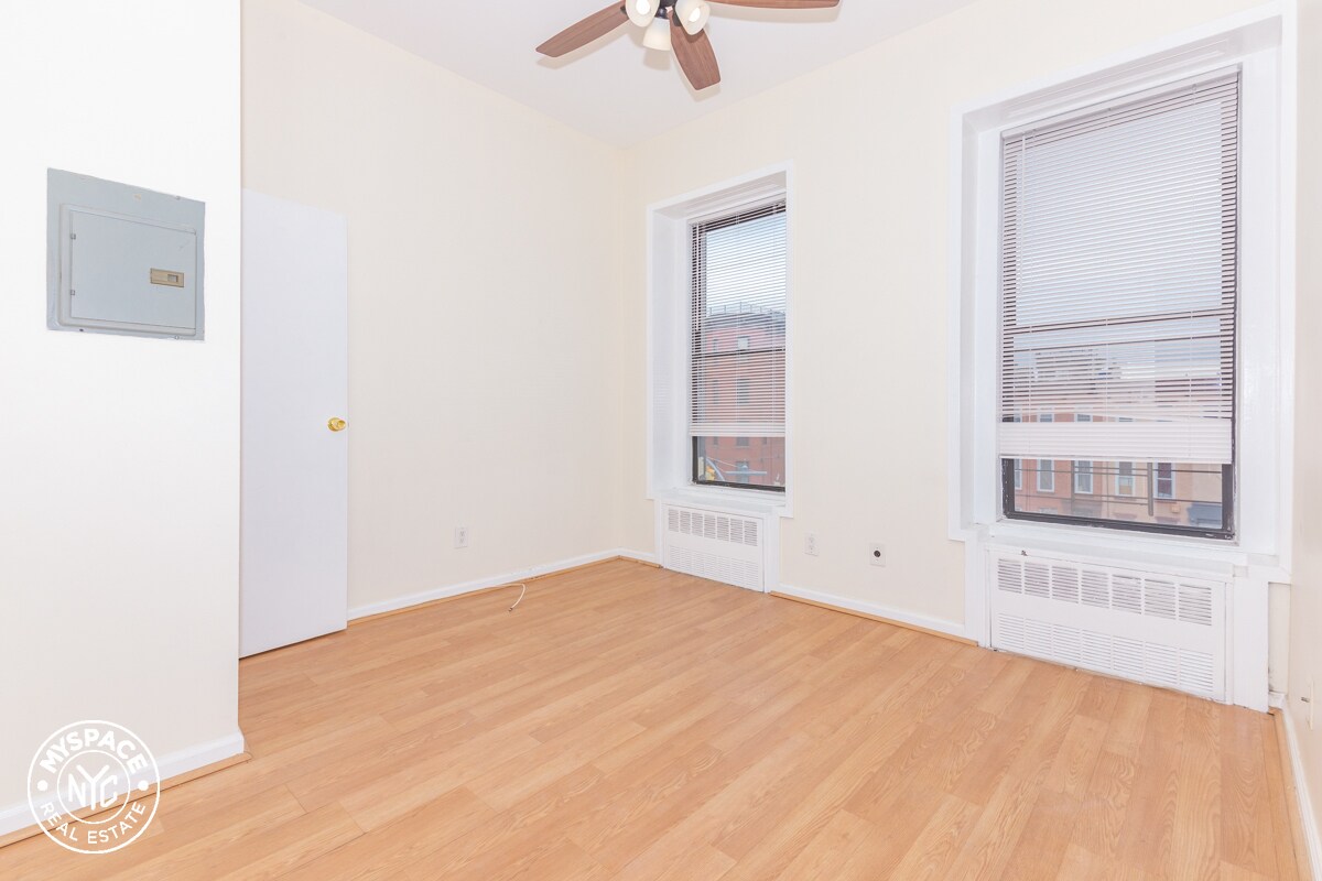 Primary Photo - 1106 Bushwick Ave