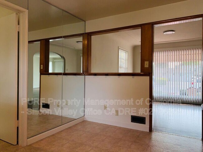 Foto del edificio - 444 Tyrella Ave