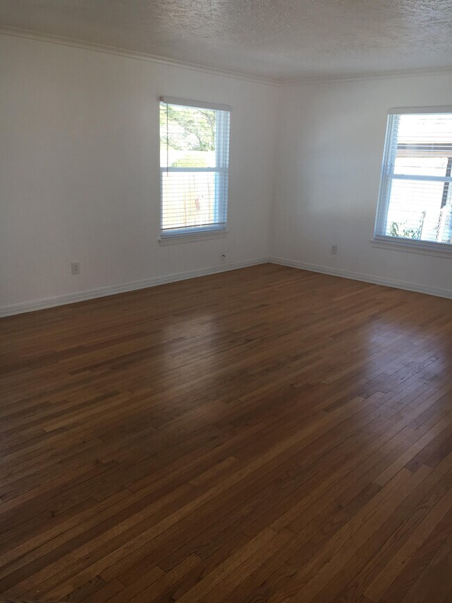 Building Photo - 2065 Mattern Dr