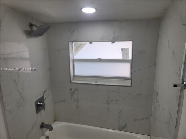 Foto del edificio - 512 NW 96th St