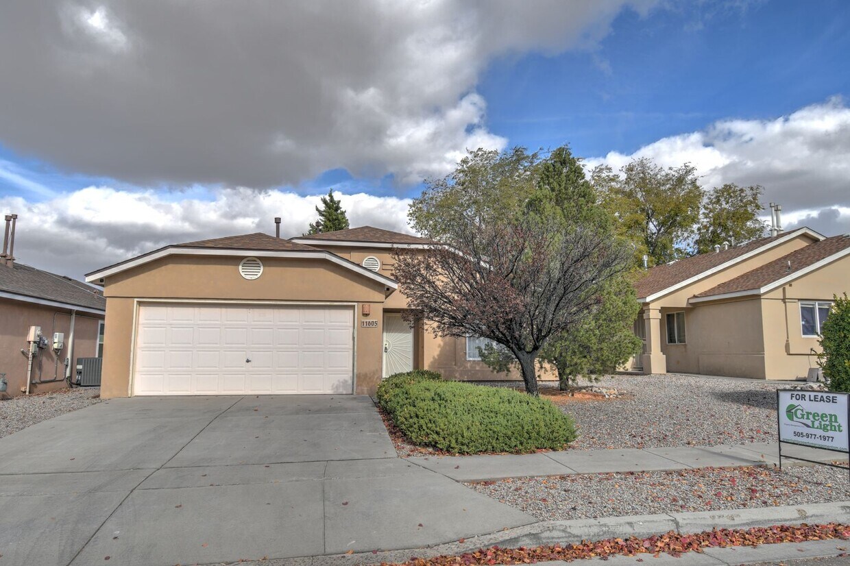 Foto principal - Great 3 Bedroom 2 Bathroom Home !!!!