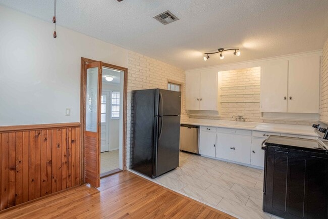 Building Photo - Cute Tulsa Home Available Now! 2 bedrooms and 1 bath