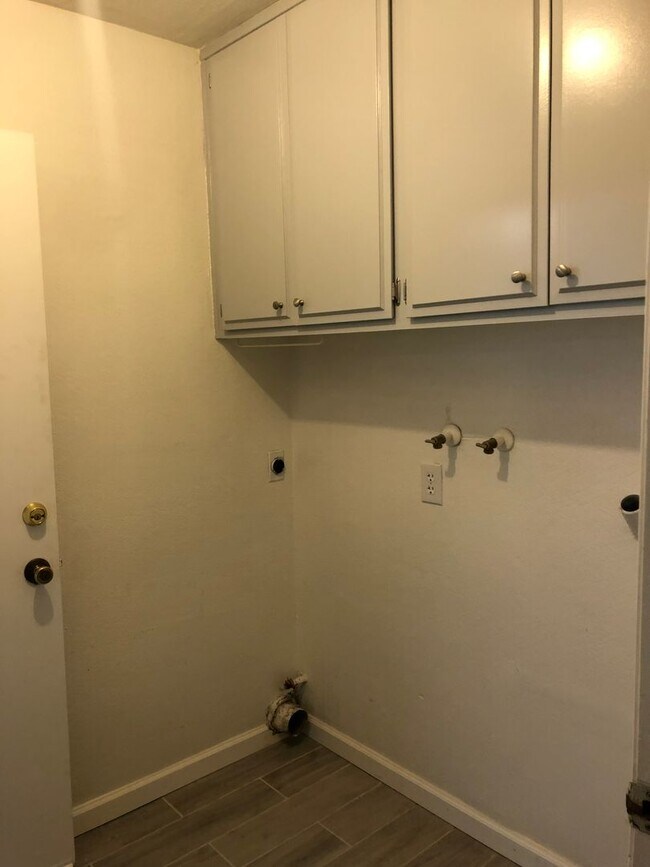 Foto del edificio - Newly renovated 4 bedroom in canyon crest!