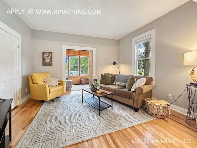 Building Photo - 3br 1ba 1cg ~ Security Deposit Free Altern...