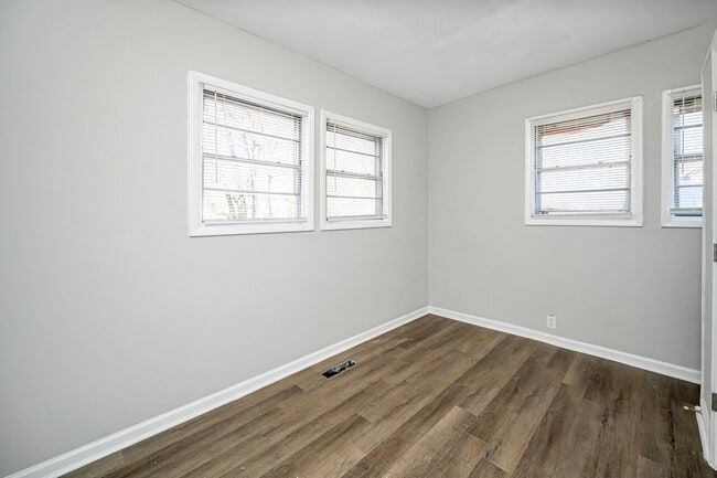 Building Photo - Renovated 3/1 in Quiet Neighborhood, Secti...