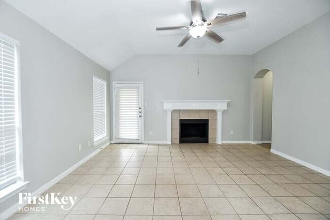 Foto del edificio - 205 Wooded Creek Ave