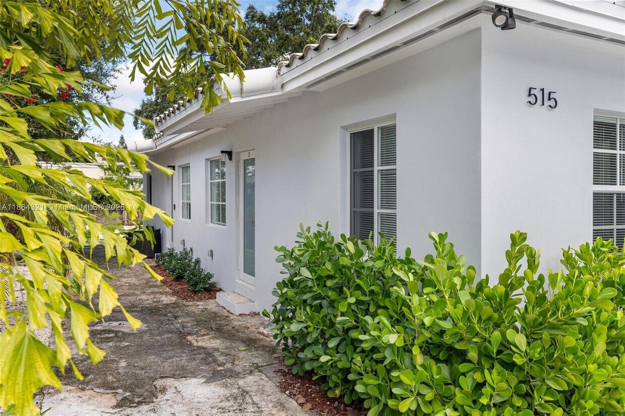 Foto principal - 515 NE 67th St