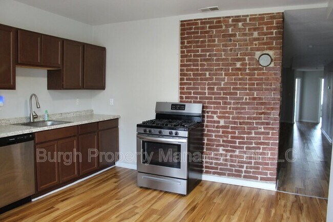 Foto del edificio - 114 W 8th Ave