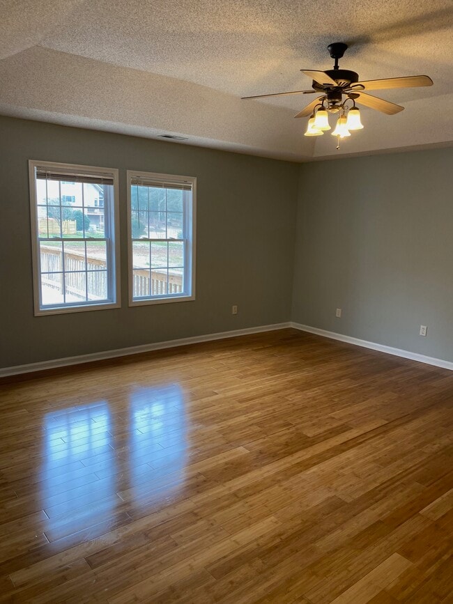 Large master bedroom - 1183 Wilderness Trl