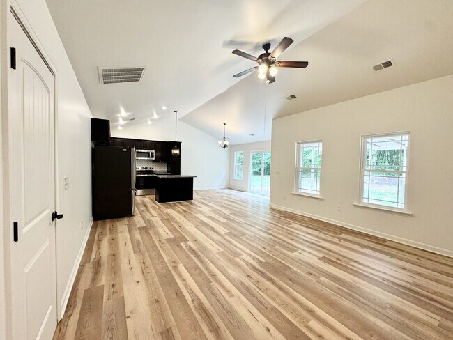 Foto del edificio - 3 Bedroom, 2 Bath w/ Immediate Availability in Walhalla