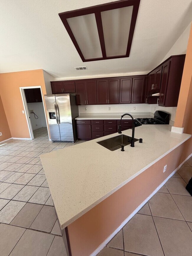 Building Photo - Available Now! Move-In Ready