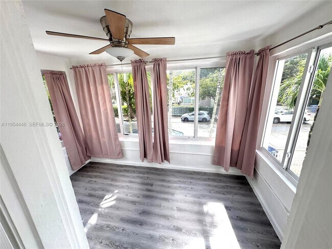 Foto del edificio - 555 NE 70th St