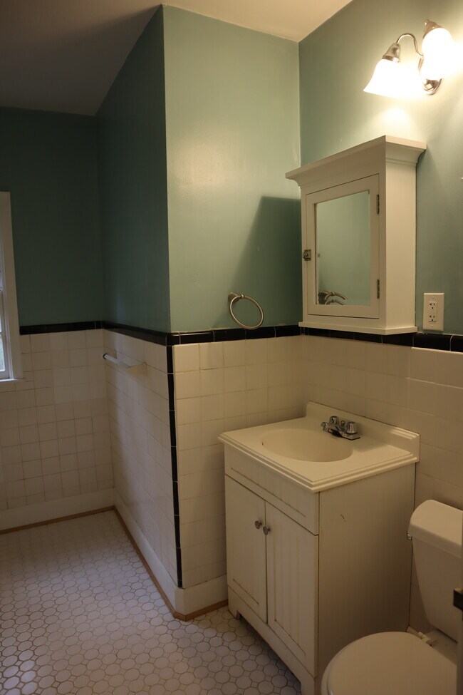 Baño - 802 S Candler St