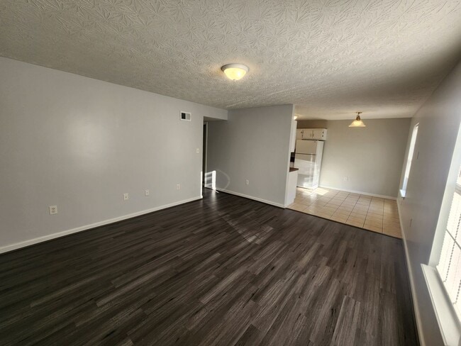 Building Photo - Spacious 2 bedroom 2 full bath 1st floor a...