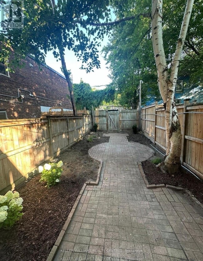 Photo du bâtiment - 212 Gerrard St E