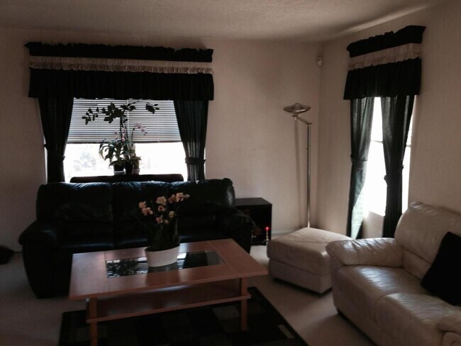 Foto del edificio - 12423 Himalayan Way NE